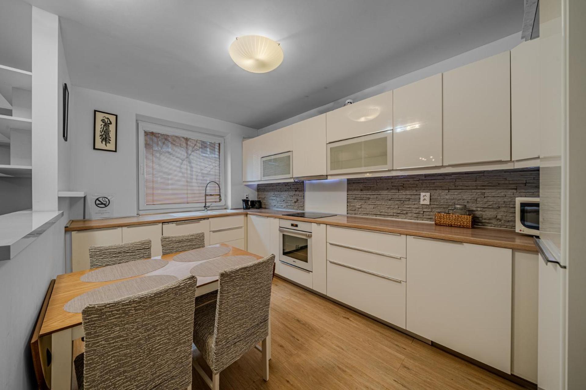 Huge Apartment Next To Train Station Close To The City Center Bratislava Eksteriør bilde